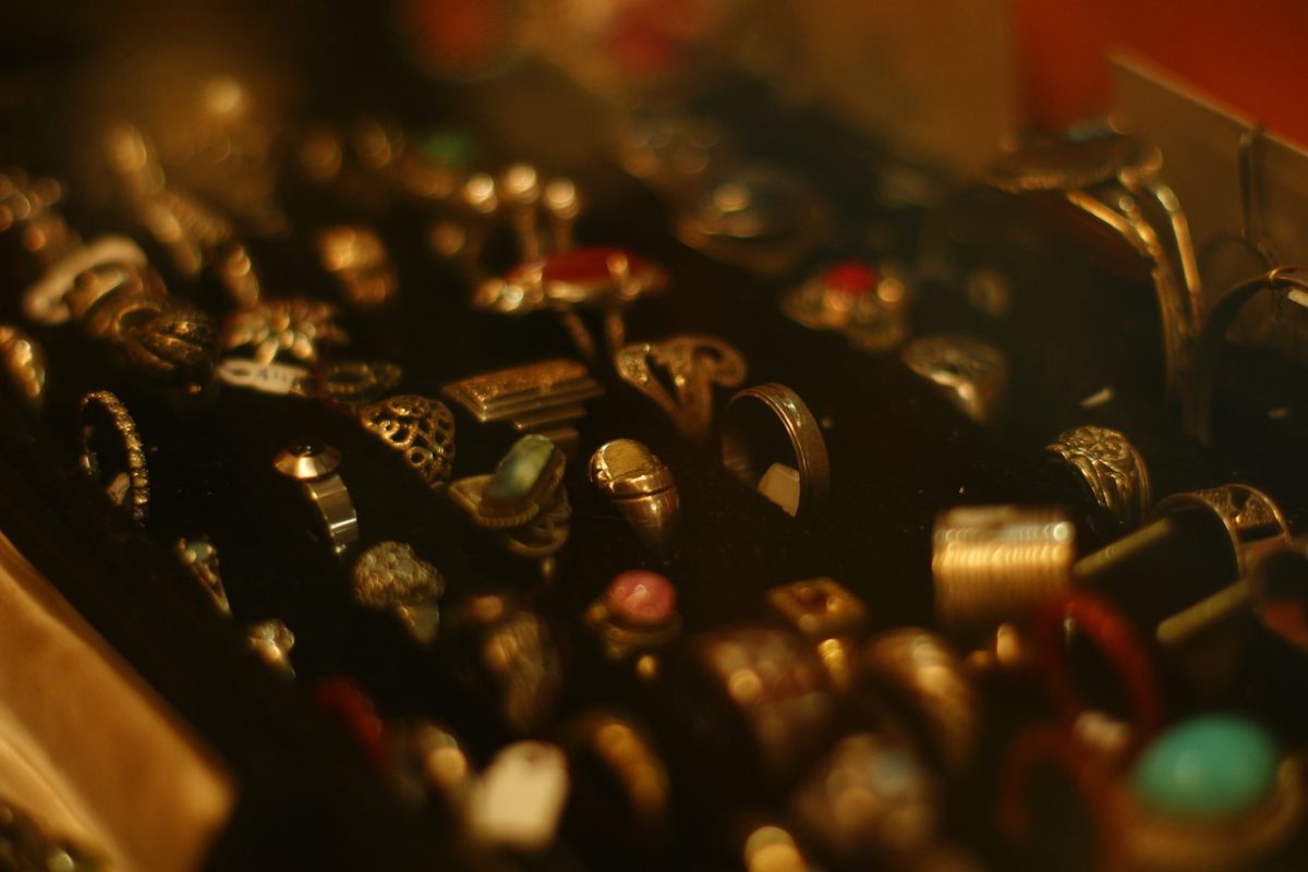 La hype des bijoux vintages : consumérisme ou retour des colliers de nos mamies ?